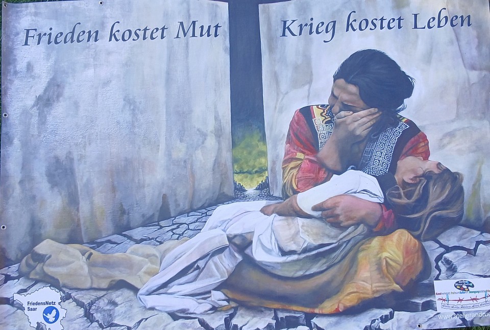 Unser Ostermarsch-Transparent 2026, gestaltet von Mario Andruet